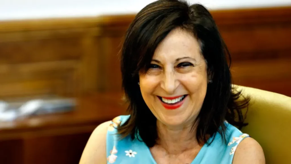 Robles acusa a Feijóo de forzar peticiones “increíbles” de medios contra incendios