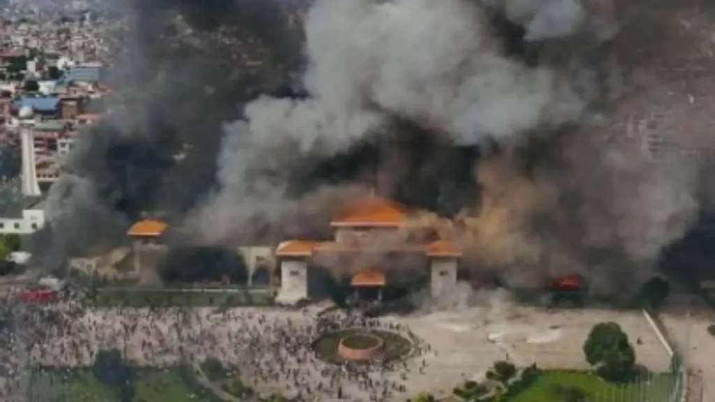 Caos en Nepal el Congreso arde