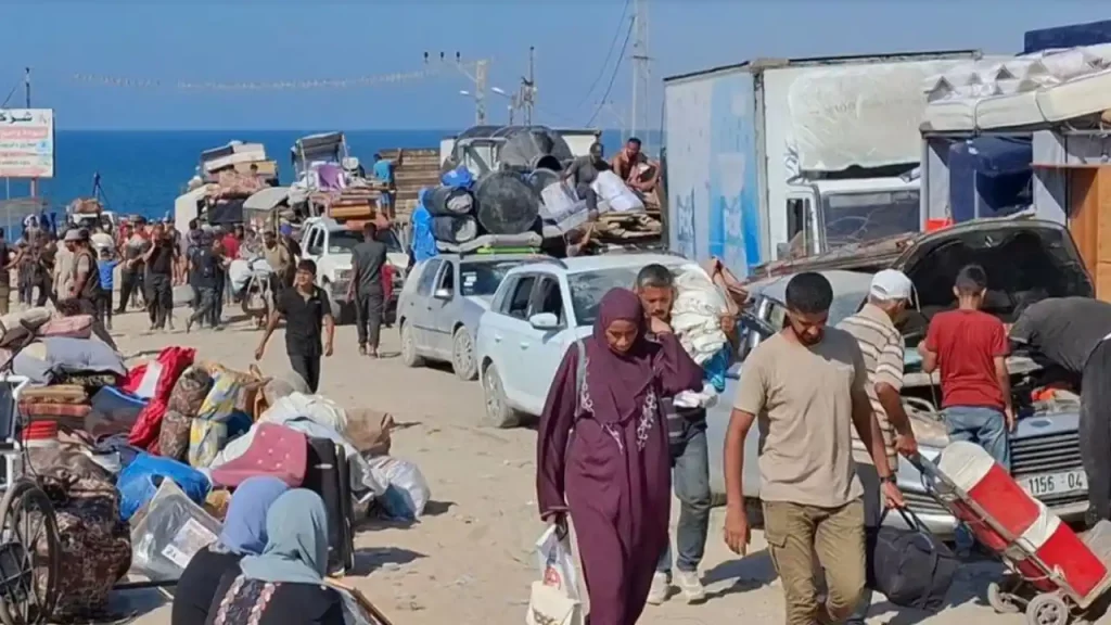 El éxodo a pie de familias palestinas bajo las bombas en Gaza