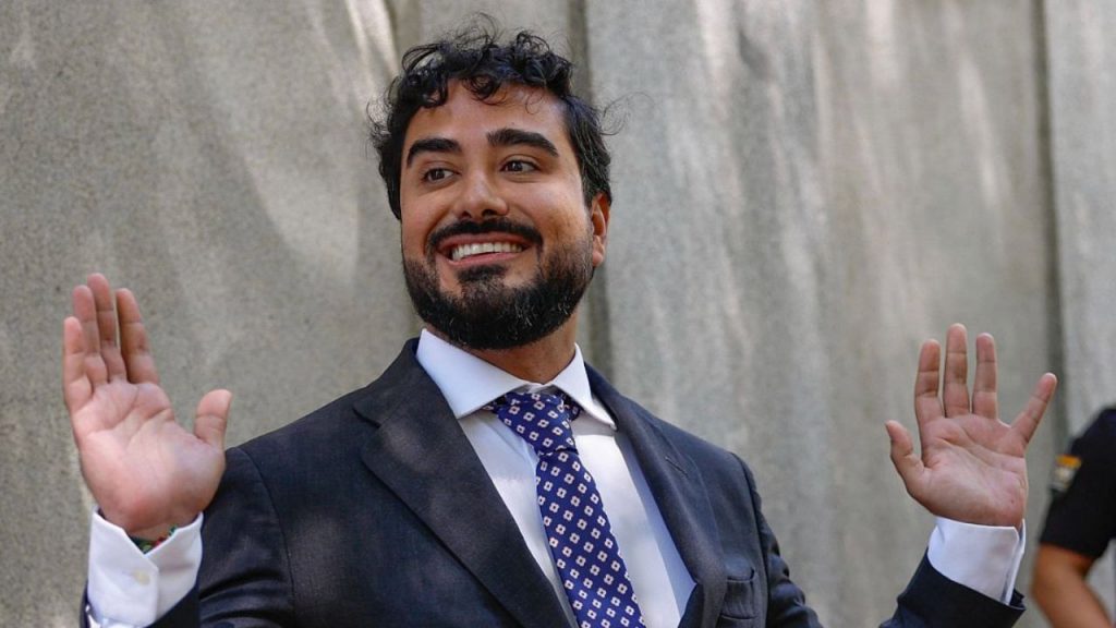 La Fiscalía solicita al Parlamento Europeo el suplicatorio para investigar a Luis 'Alvise' Pérez por presunta financiación ilegal de su partido SALF. Un paso clave en el caso que sacude la política española.