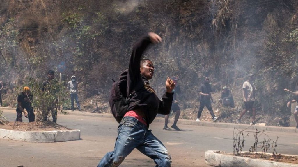 Madagascar vive su peor crisis política tras 22 muertos en protestas por cortes de agua y luz. Rajoelina disuelve el Gobierno en medio de acusaciones de represión y presión internacional por el uso de la fuerza.