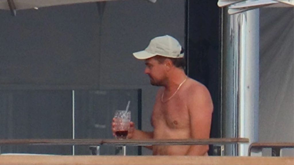 Leonardo DiCaprio, ícono de Hollywood y activista ambiental, enfrenta críticas por su estilo de vida lujoso y sus relaciones personales, generando debate sobre la coherencia entre su fama, sus causas y su vida privada.