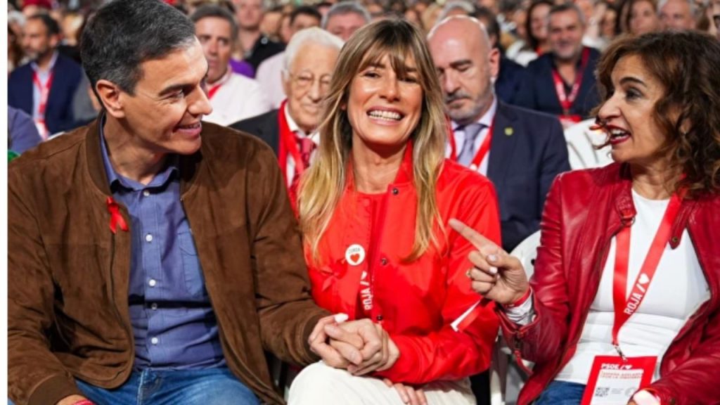 El Gobierno critica al juez Peinado y defiende a la familia Sánchez mientras se cuestiona la independencia judicial y se ocultan escándalos internos.