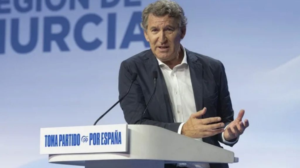El Gobierno critica a Feijóo por su propuesta de visado de puntos, acusándolo de alinear al PP con el discurso xenófobo de Vox, mientras expertos alertan sobre el impacto social y legal de estas medidas migratorias.