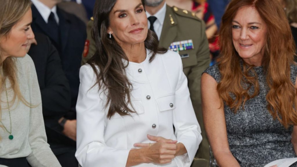 La Reina Letizia deslumbra en los Premios Retina ECO 2025 con un elegante total look blanco de Mango. Moda y estilo real que acapara todas las miradas en Madrid.