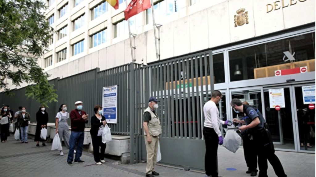 La cita previa genera caos y largas esperas en trámites de Seguridad Social, Extranjería y Tráfico, desatando críticas al gobierno de Pedro Sánchez.