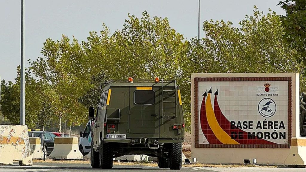 España refuerza su colaboración militar con Estados Unidos, aumentando tropas en Rota y Morón. El acuerdo genera polémica por posibles riesgos a la soberanía y cuestionamientos sobre su impacto en la estabilidad regional.