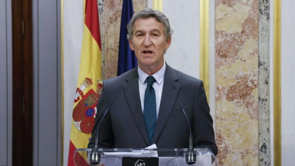 Feijóo acusa a Sánchez de ser responsable del “lodazal” político tras la decisión judicial que propone juzgar a Begoña Gómez por malversación.
