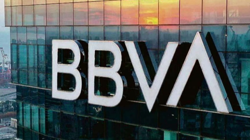 BBVA anuncia un dividendo histórico de 32 céntimos por acción para el 7 de noviembre, vinculado a la opa sobre Sabadell. El banco refuerza su compromiso con los inversores tras años de beneficios récord y una política creciente de retribución.