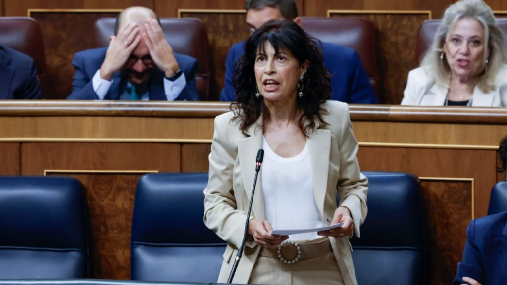 Ana Redondo defiende en el Congreso las pulseras antimaltratadores frente a críticas del PP, en una polémica intervención cargada de evasivas.