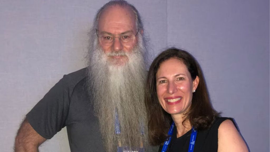 Conoce a Mark Leonard, el 'Gandalf de la Bolsa', fundador de Constellation Software, cuyo enfoque innovador en adquisiciones estratégicas ha generado una rentabilidad de 30 000% desde 2006, desafiando las normas del mundo financiero.