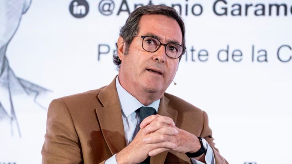 El Gobierno y los sindicatos reaccionan con dureza a las declaraciones de Antonio Garamendi sobre un “problema de actitud” de los trabajadores, mientras Díaz y Cuerpo defienden la reducción de la jornada laboral y cuestionan sus palabras.