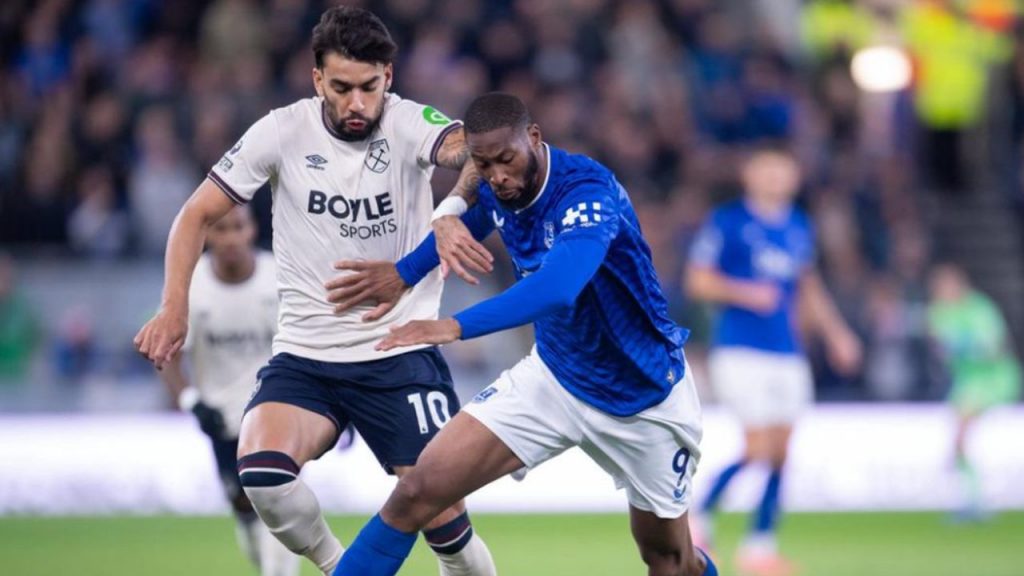 Everton y West Ham empatan 1-1 en un duelo polémico de la Premier League, marcado por decisiones arbitrales cuestionadas y un creciente debate sobre la pérdida de rigor e integridad en el fútbol inglés.