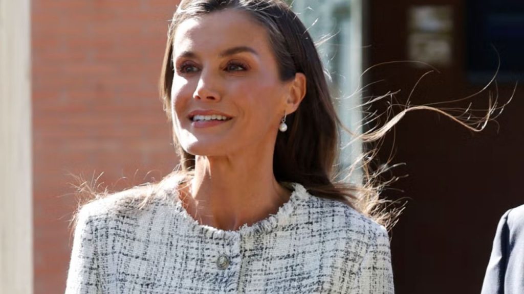 La reina Letizia deslumbra en Salamanca con una chaqueta de tweed durante el Día Mundial de la Investigación en Cáncer, combinando moda y compromiso social.