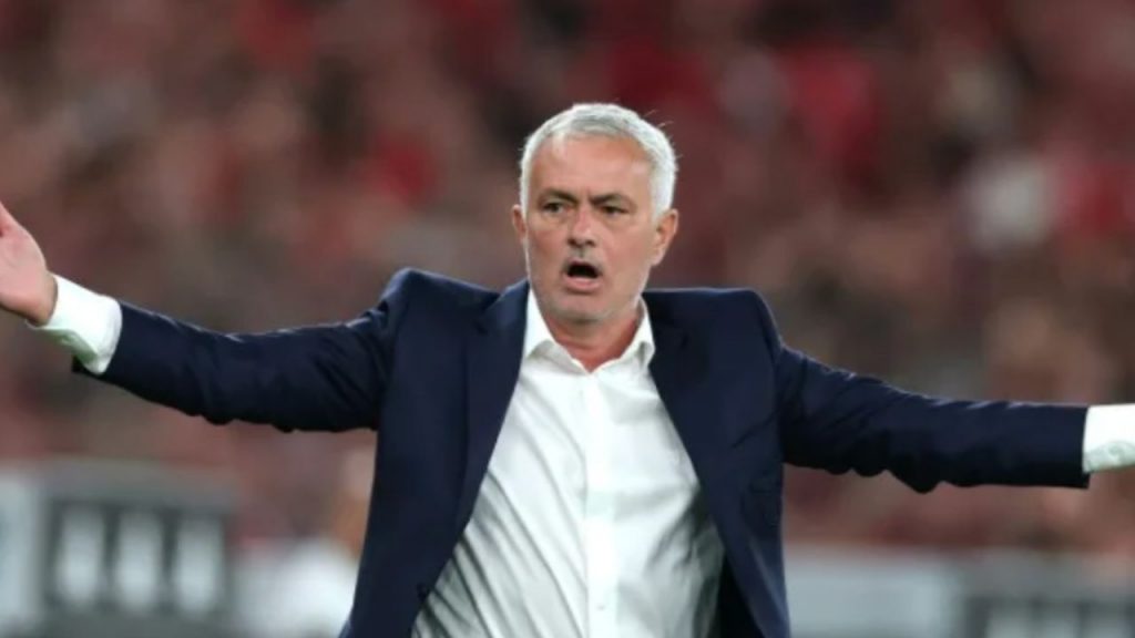 José Mourinho vuelve a Stamford Bridge como técnico del Benfica sin mirar al pasado. El exentrenador del Chelsea busca la victoria ante unos “blues” en crisis, en un duelo que enfrenta legado, orgullo y ambición europea.