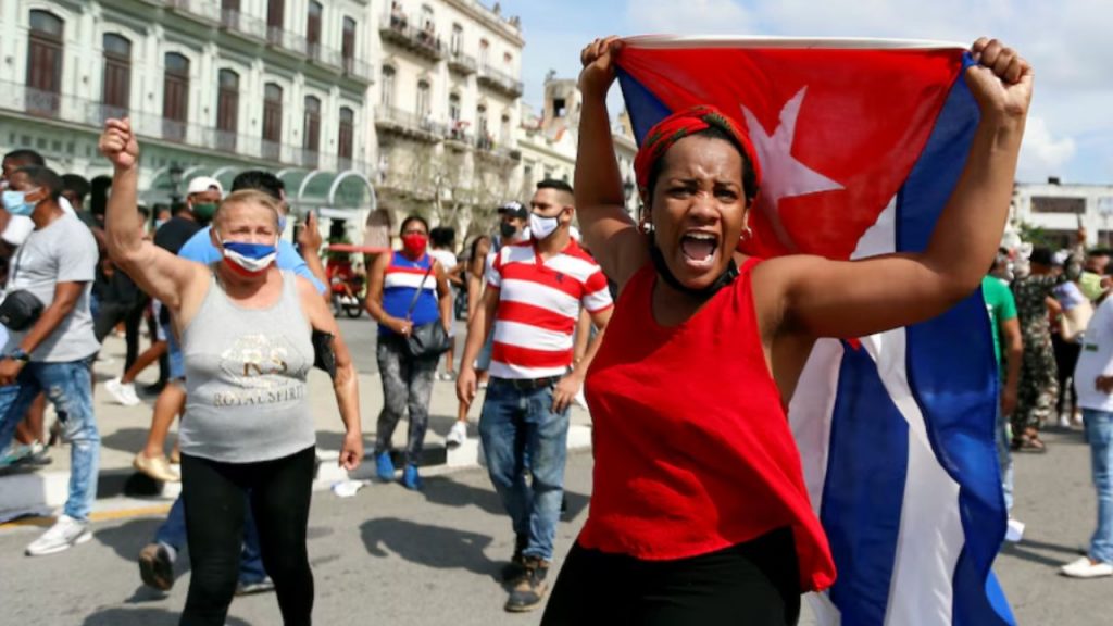La crisis en Cuba se agrava con nuevas protestas contra el régimen de Díaz-Canel. La represión y el descontento interno amenazan la estabilidad democrática de Latinoamérica y alertan a la comunidad internacional.