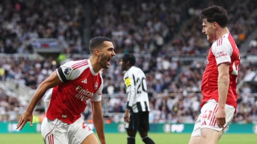 El Arsenal logra una épica remontada en Newcastle con dos goles finales, consolidando su posición en la Premier League y acercándose al líder Liverpool tras un partido lleno de emoción y controversia.