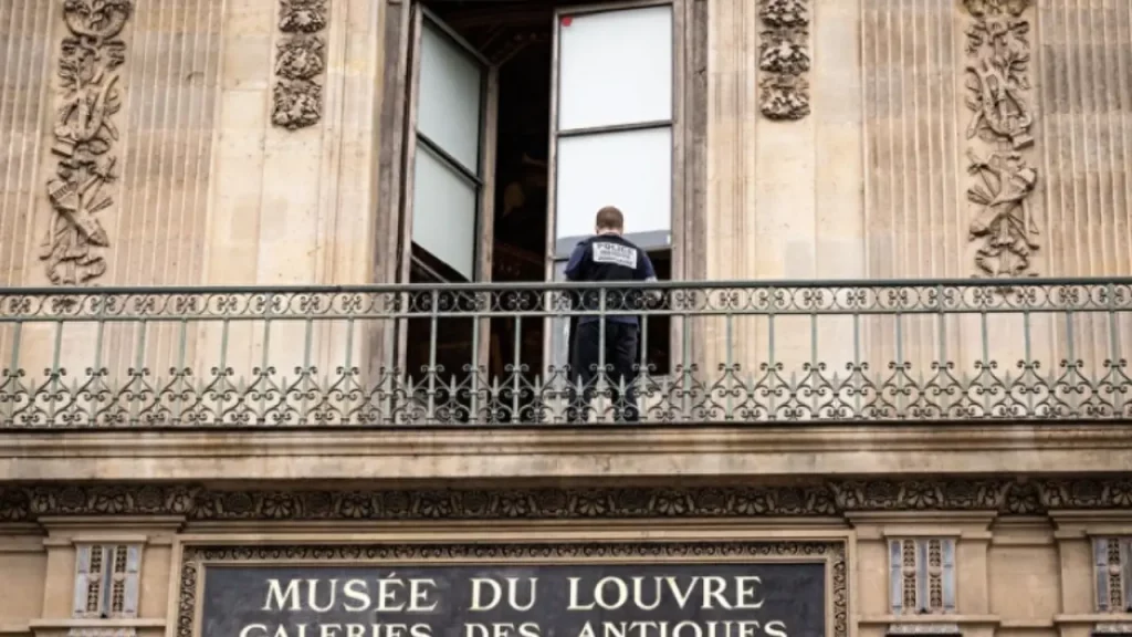 Caen dos implicados en el “robo del siglo” en el Louvre