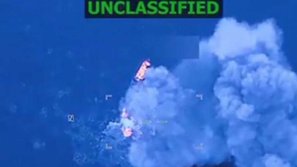 EE.UU. intensifica su ofensiva en el Caribe con un operativo que terminó con la muerte de tres narcotraficantes vinculados al ELN. La acción, realizada en aguas internacionales, ha sido calificada por Washington como parte de un “conflicto armado” contra el narcotráfico. La operación aumenta la tensión con Venezuela y desata polémica tras la decisión de suspender la ayuda financiera a Colombia.