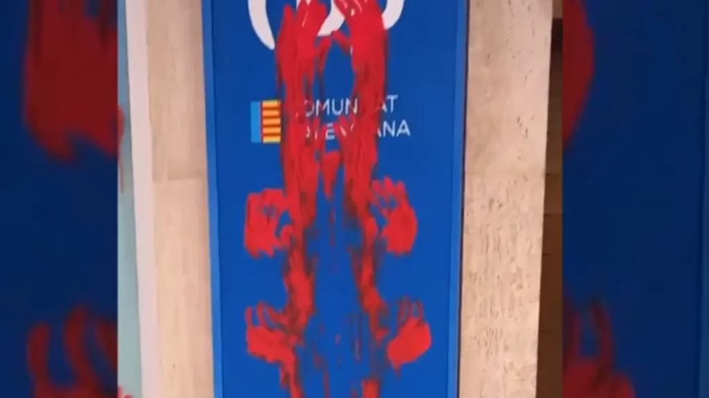 Radicales de la CUP atacan la sede del PP en Valencia