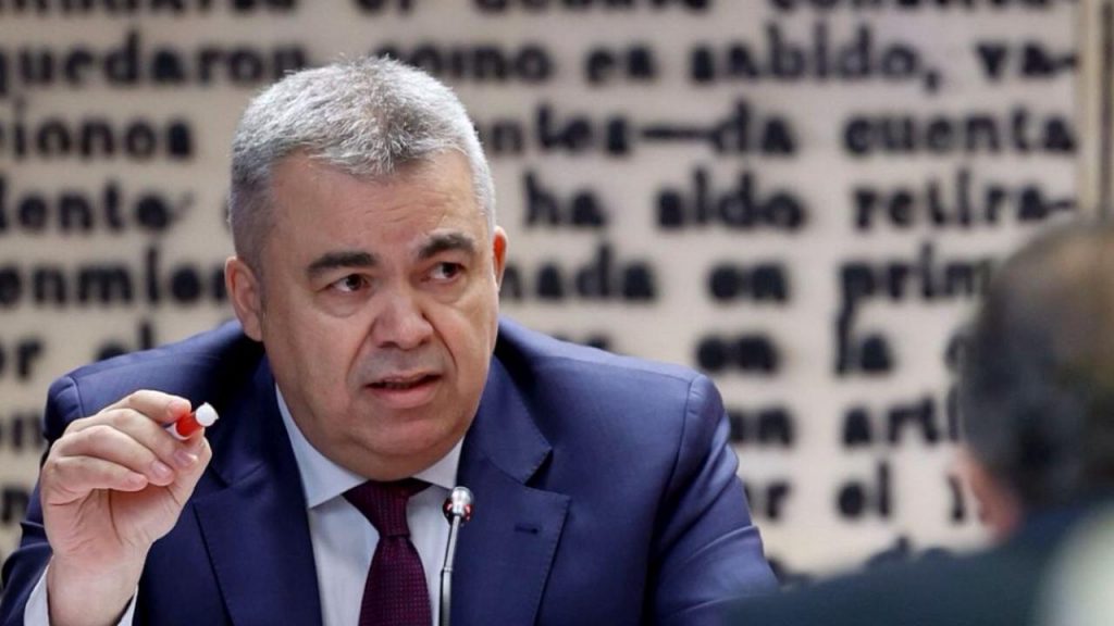 Santos Cerdán, exsecretario del PSOE, es investigado por posible falso testimonio en el Senado. La jueza analiza inconsistencias en su declaración relacionadas con contratos de mascarillas y pagos irregulares.