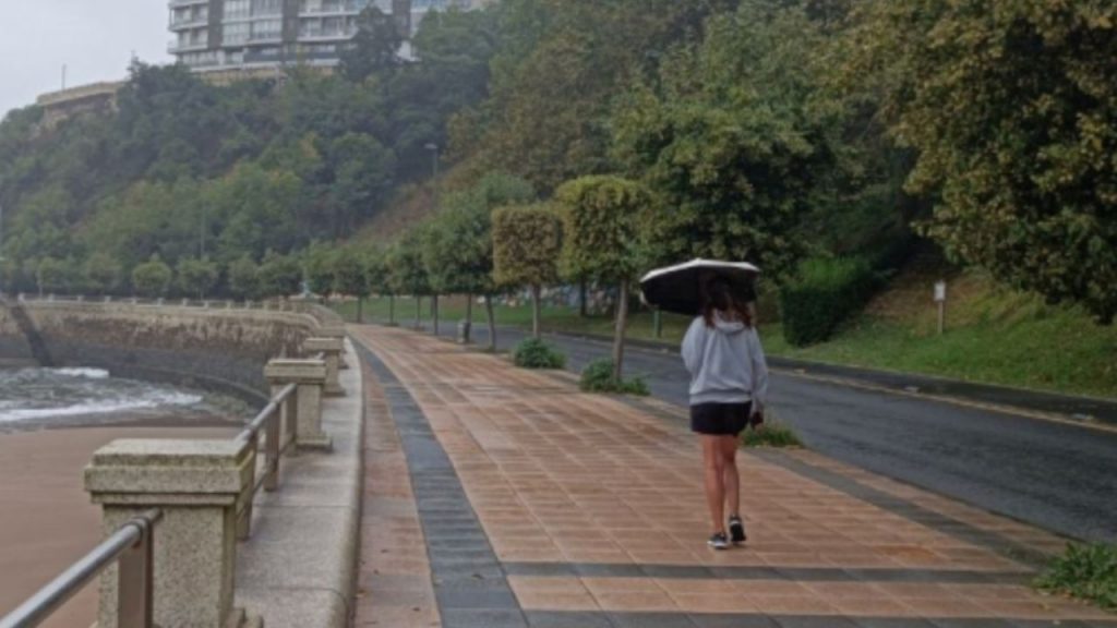 Un frente frío traerá lluvias intensas y un notable descenso de temperaturas en gran parte de España, con nieve en zonas altas y viento fuerte en áreas costeras.