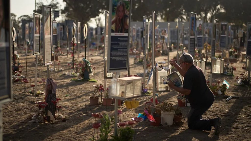 Cientos de miles de israelíes conmemoran en Tel Aviv el segundo aniversario de los ataques de Hamás. El acto, marcado por críticas a Netanyahu, recuerda a las víctimas y exige la liberación de los rehenes aún en Gaza.