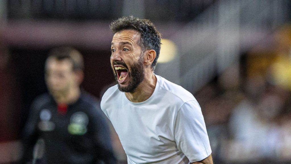 El Valencia CF vive un inicio de temporada desastroso y Carlos Corberán no consigue ordenar el centro del campo. Rotaciones constantes, fichajes sin encaje y un doble pivote sin identidad agravan la crisis deportiva.