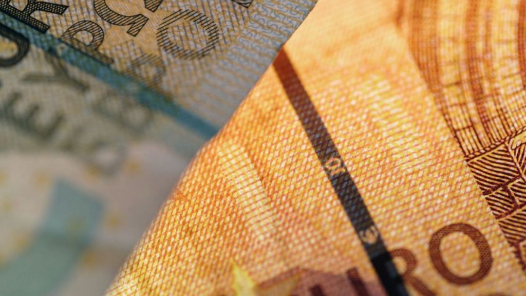 La deuda pública de España alcanza un récord histórico del 103% del PIB, generando preocupación sobre la sostenibilidad del gasto y la economía nacional.