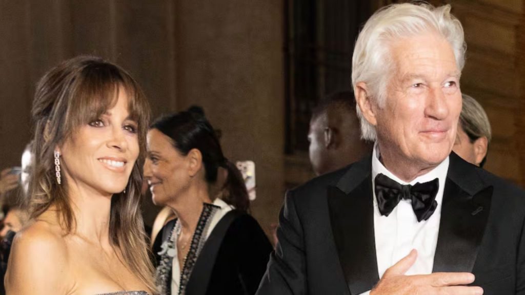 Richard Gere y Alejandra Silva ponen fin a su estancia en España y regresan a EE.UU., tras intentar afianzar lazos familiares y culturales en el país.