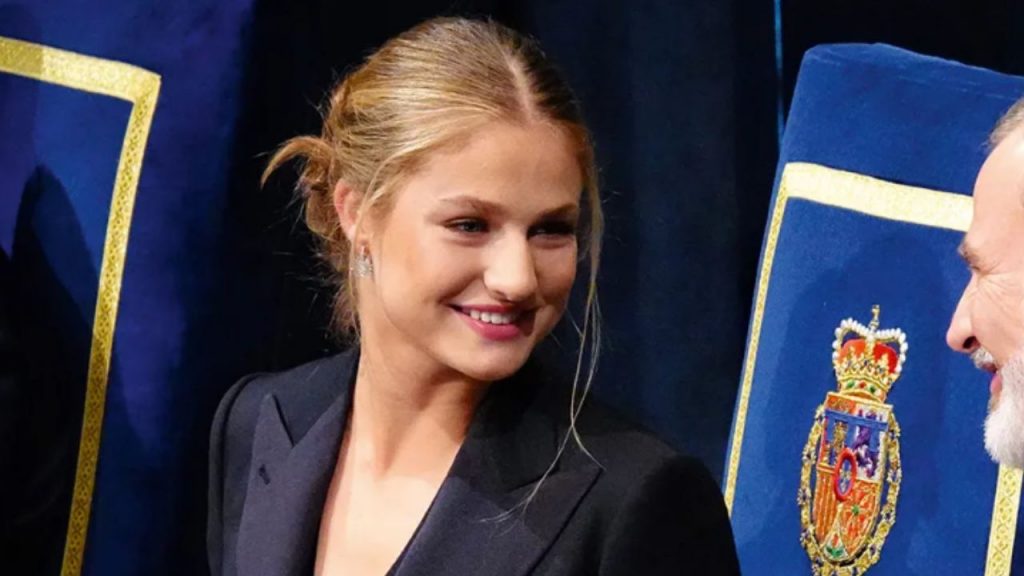 La princesa Leonor tropezó en su discurso en los Premios Princesa de Asturias, generando debate sobre su preparación y manejo del público.