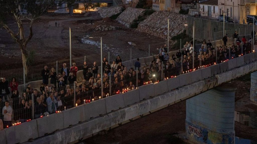 Un año después de la riada que causó 56 muertos en Paiporta, persisten el dolor, las secuelas y las dudas sobre si una alerta eficaz podría haber evitado la tragedia.