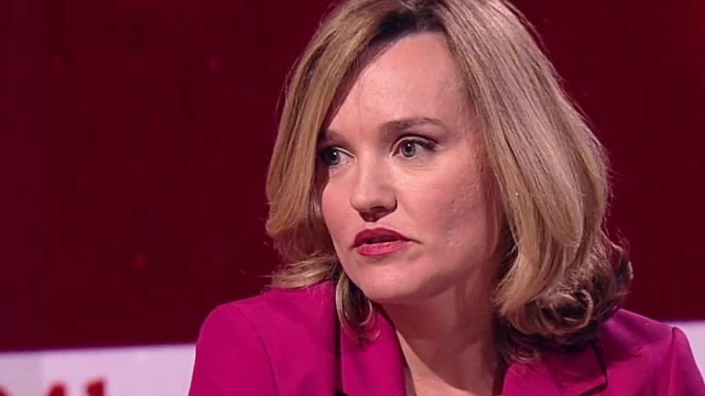 Pilar Alegría defiende a Sánchez tras la comisión del caso Koldo y acusa al PP de montar un “espectáculo lamentable” lleno de ataques y falta de respeto.