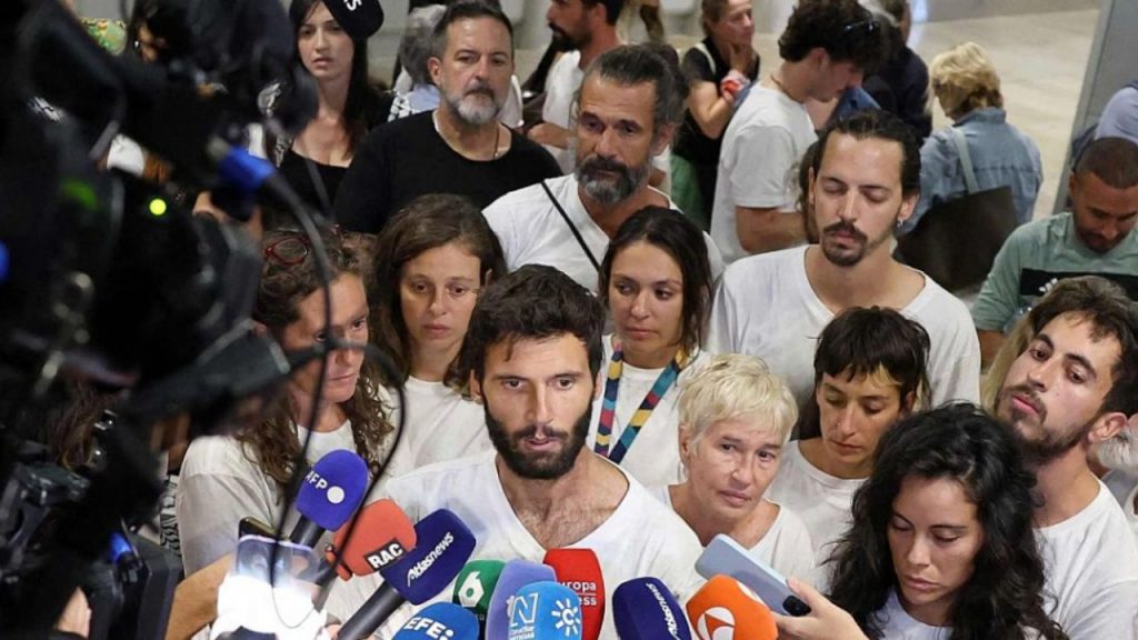 Llegan 21 españoles deportados de la Flotilla a Madrid tras intento de ayuda a Gaza, generando indignación y protestas por trato israelí y medidas humanitarias.