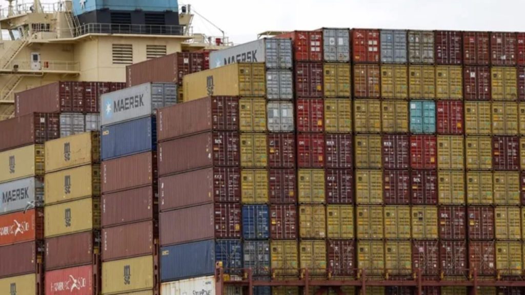 China impone nuevas tarifas portuarias a buques estadounidenses como respuesta a la estrategia comercial de EE.UU., intensificando la guerra comercial. Las sanciones afectan mercancías clave y ponen en jaque el comercio global.