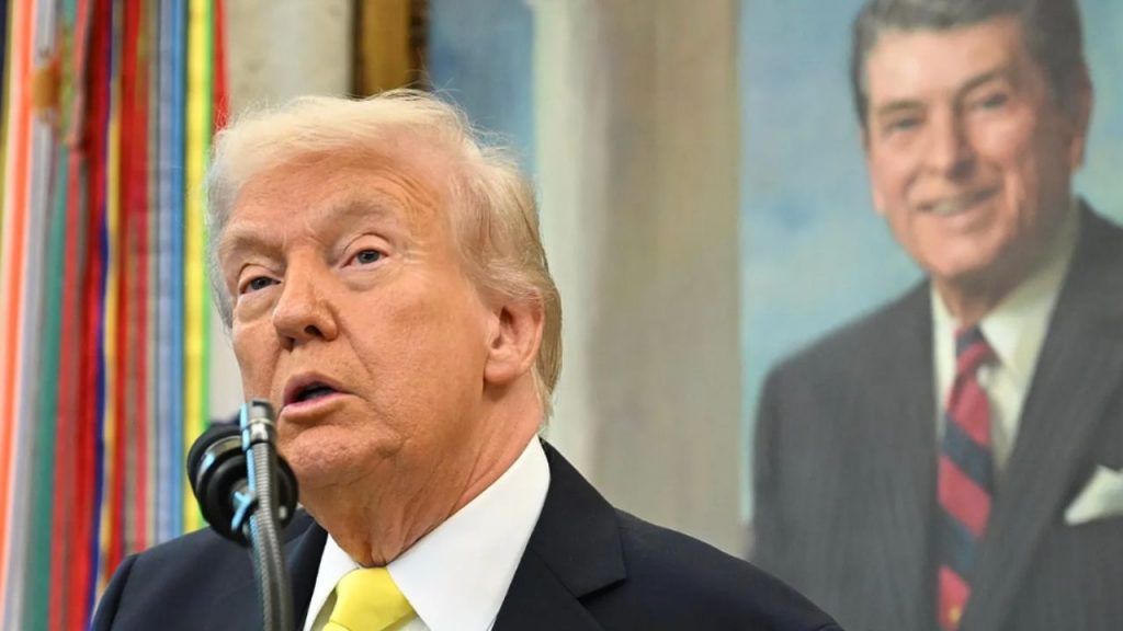 Trump intensifica la presión militar sobre Venezuela con operaciones en el Caribe, generando críticas legales y tensiones con el gobierno de Maduro.