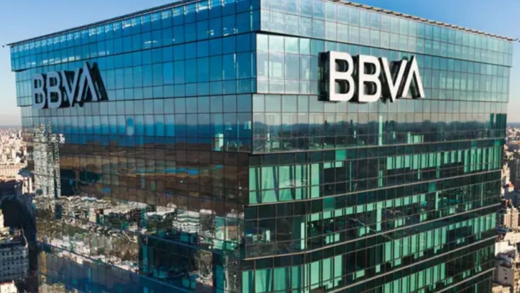 BBVA y Sabadell se enfrentan en una OPA decisiva: los accionistas deben elegir entre independencia o fusión que podría redefinir el sector bancario español.