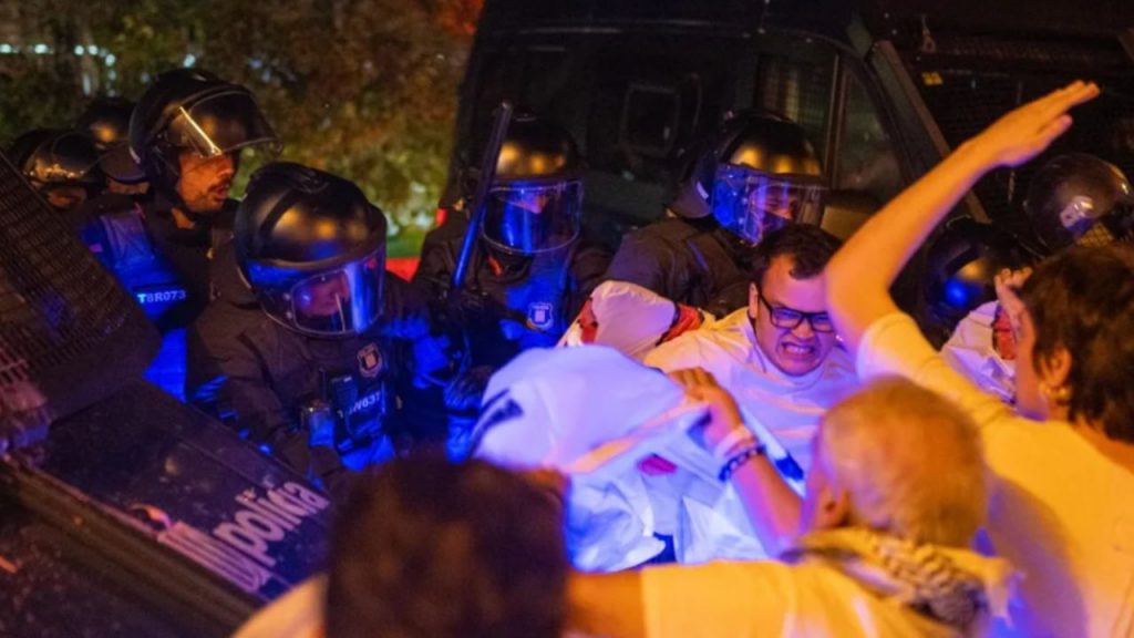 Miles protestan en Barcelona y Roma por la interceptación de la flotilla a Gaza, exigiendo respeto internacional y responsabilizando a los gobiernos.