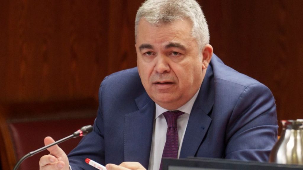 La Fiscalía rechaza investigar a Santos Cerdán por falso testimonio, cuestionando la querella de Hazte Oír y citando principio de intervención mínima.