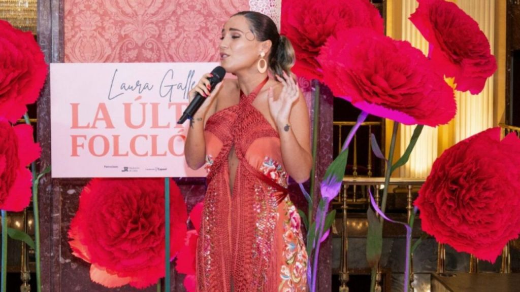 Laura Gallego, ganadora de Se llama Copla, se mantiene como la principal figura del género mientras denuncia la falta de relevo generacional. Con fusiones modernas y una nueva gira, lucha por preservar la copla y atraer al público joven.