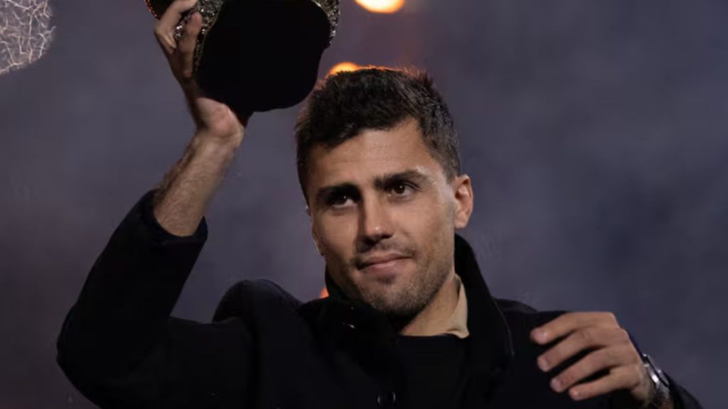 Rodri, de canterano del Villarreal a Balón de Oro, recibe homenaje por su humildad, valores y trayectoria ejemplar en el fútbol europeo.