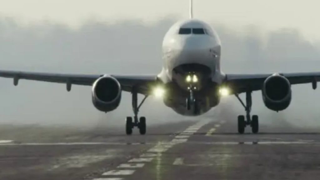 El aeropuerto de Vilna cierra temporalmente por más de 200 globos de tabaco contrabandeado desde Bielorrusia, afectando a 30 vuelos y 4.000 pasajeros.