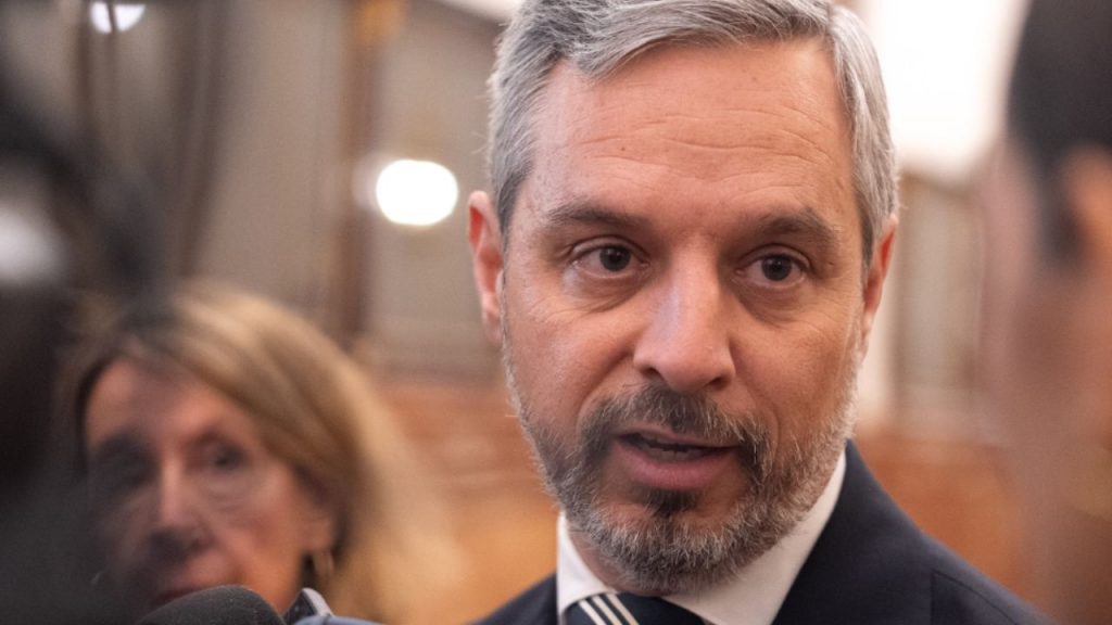 El PP acusa a Pedro Sánchez de usar el aborto como cortina de humo ante la situación legal de su esposa y critica la propuesta de incluirlo en la Constitución, defendiendo que la información sobre el posparto sea voluntaria y técnica.