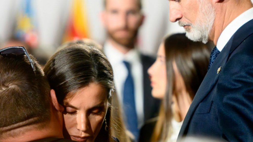 Los Reyes de España rinden un emotivo homenaje a las víctimas de la DANA, en un acto cargado de solidaridad y reclamos por una respuesta más eficaz.
