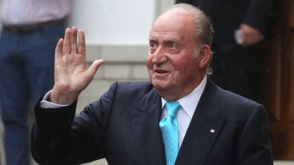 Juan Carlos I acusa a Felipe VI de insensibilidad en su libro "Reconciliación", revelando su sufrimiento y la tensa relación familiar.