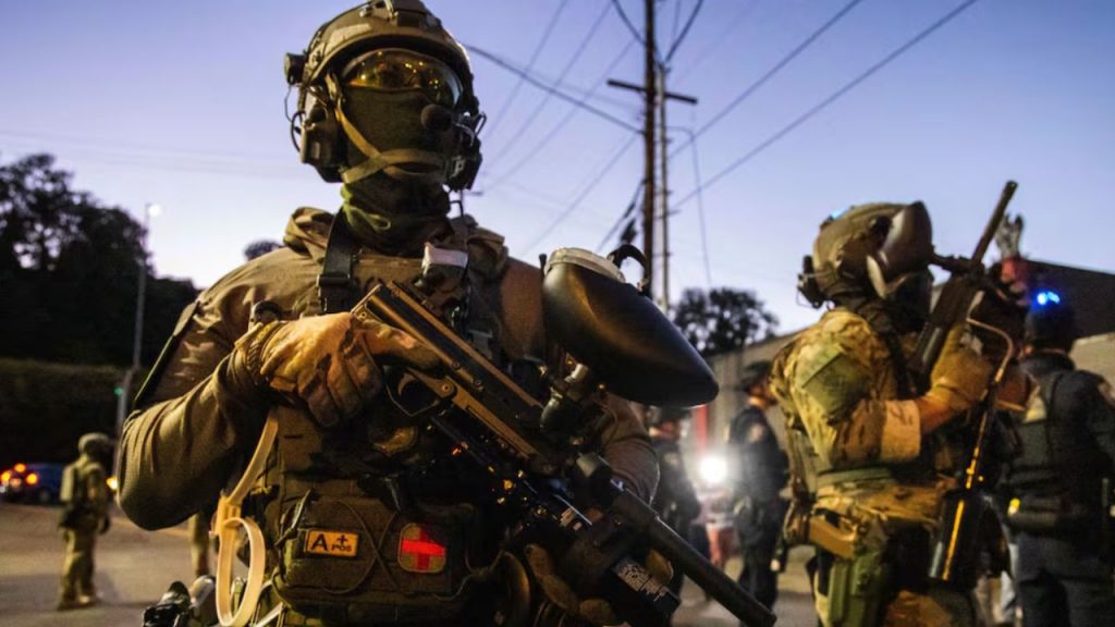 Donald Trump ordena desplegar la Guardia Nacional en Chicago y amenaza con aplicar la ley de insurrección. La medida, en medio de protestas y tensiones políticas, reabre el debate sobre el uso del poder federal en la seguridad local.