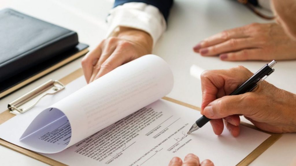 ¿Es posible heredar sin romper lazos familiares? Las disputas por objetos con valor sentimental, como muebles o vajillas, pueden desencadenar tensiones entre hermanos. La abogada Adriana Auset recomienda claridad en el testamento, empatía y mediación legal para evitar enfrentamientos.