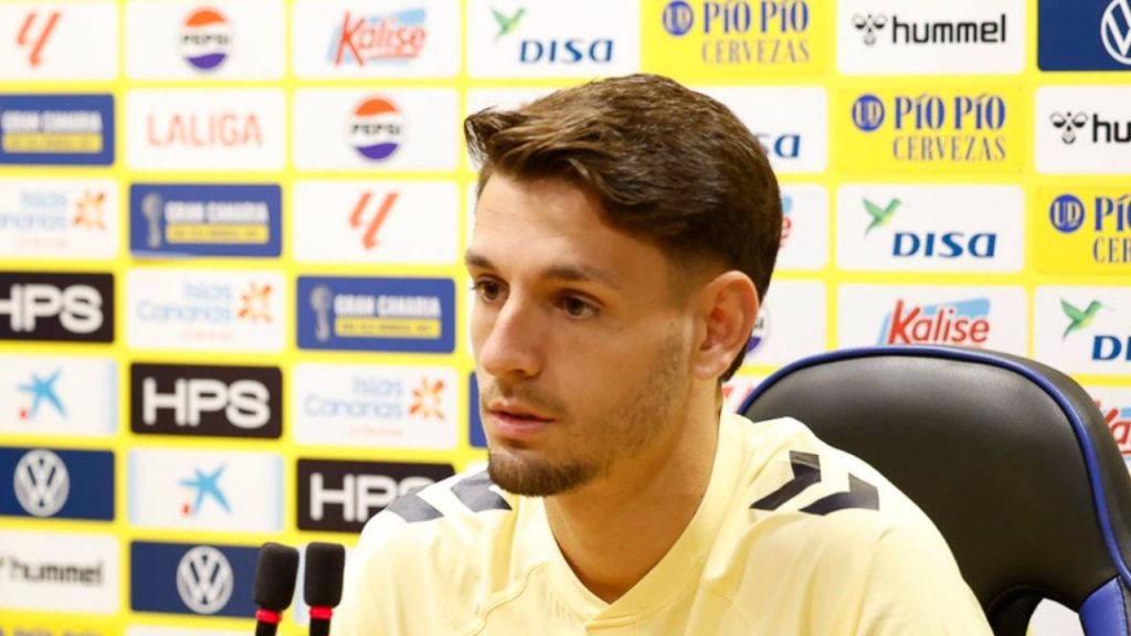 Iván Gil supera lesiones y recupera su mejor nivel en Las Palmas, respaldado por Luis García, mostrando su talento en la Segunda División.