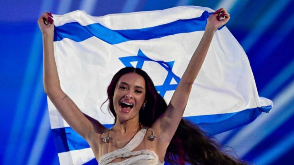 La UER ha aplazado la votación sobre la participación de Israel en Eurovisión 2026 ante la creciente presión internacional por el conflicto con Palestina. La decisión se debatirá en diciembre, mientras países como España, Países Bajos e Irlanda amenazan con boicotear el festival si Israel sigue en la competición.