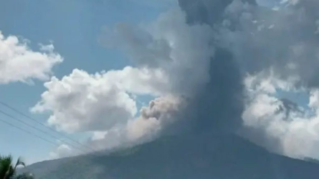 El volcán Lewotobi Laki-Laki en Indonesia entra en erupción y lanza ceniza hasta 10 km. Autoridades decretan alerta máxima y aconsejan evacuaciones y precauciones ante posibles flujos de lava.